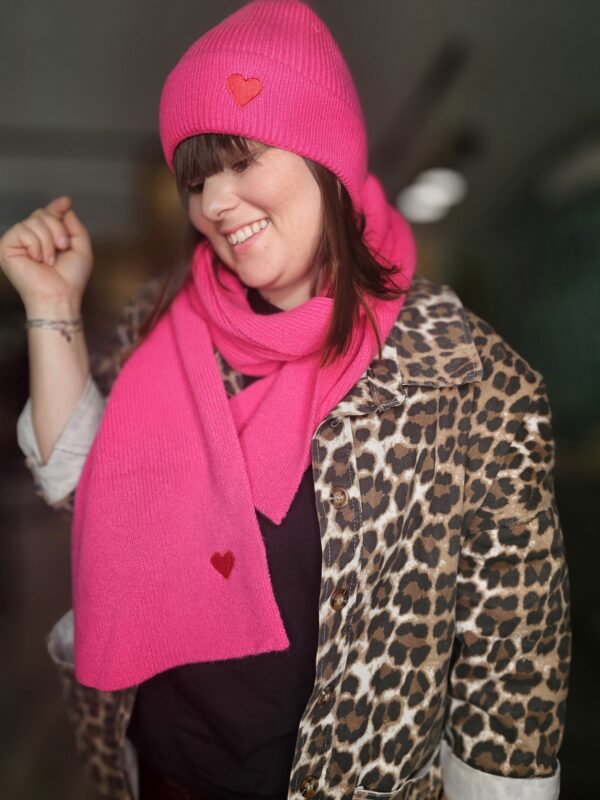 Ensemble Bonnet et Écharpe Coeur Rose Fushia – Image 2