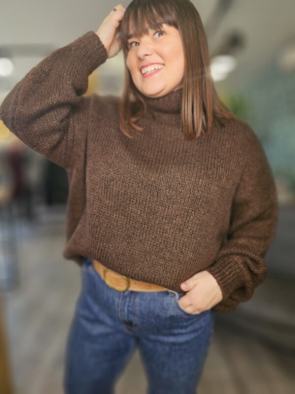 pull col roulé Pharel Chocolat – Image 3